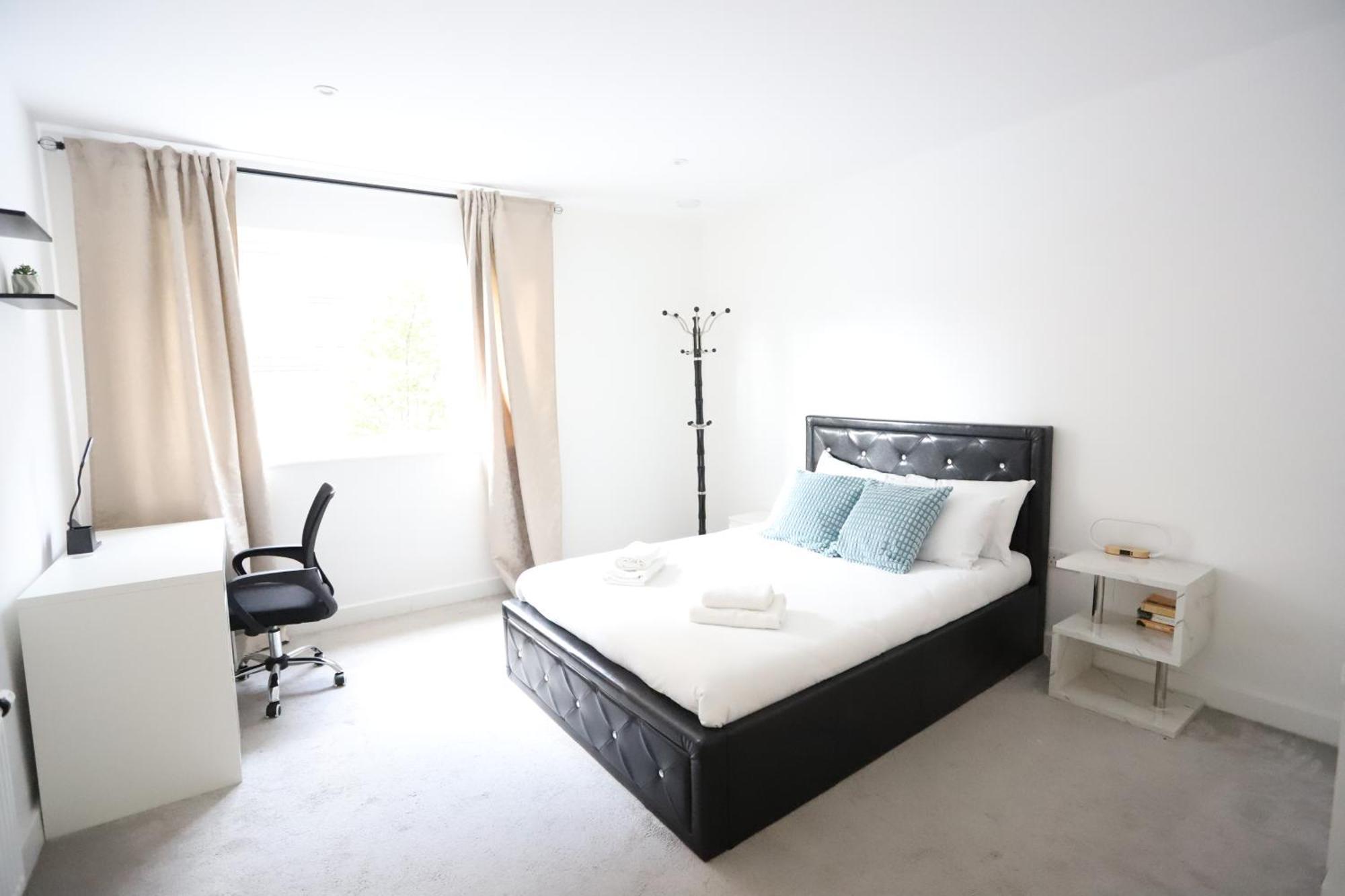 Spacious 3-Story Retreat With Rooftop Terrace And Modern Amenities Londen Buitenkant foto