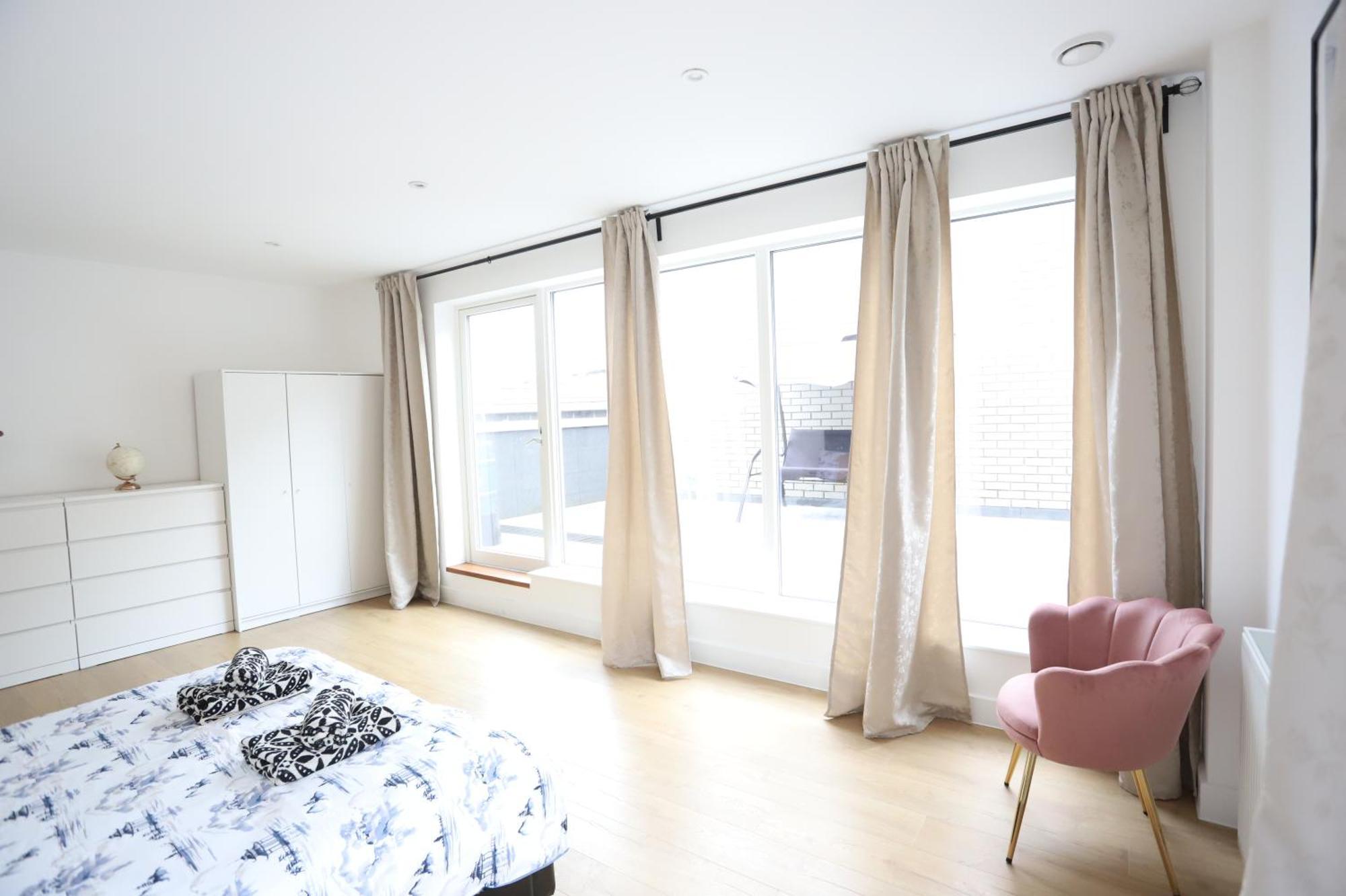 Spacious 3-Story Retreat With Rooftop Terrace And Modern Amenities Londen Buitenkant foto