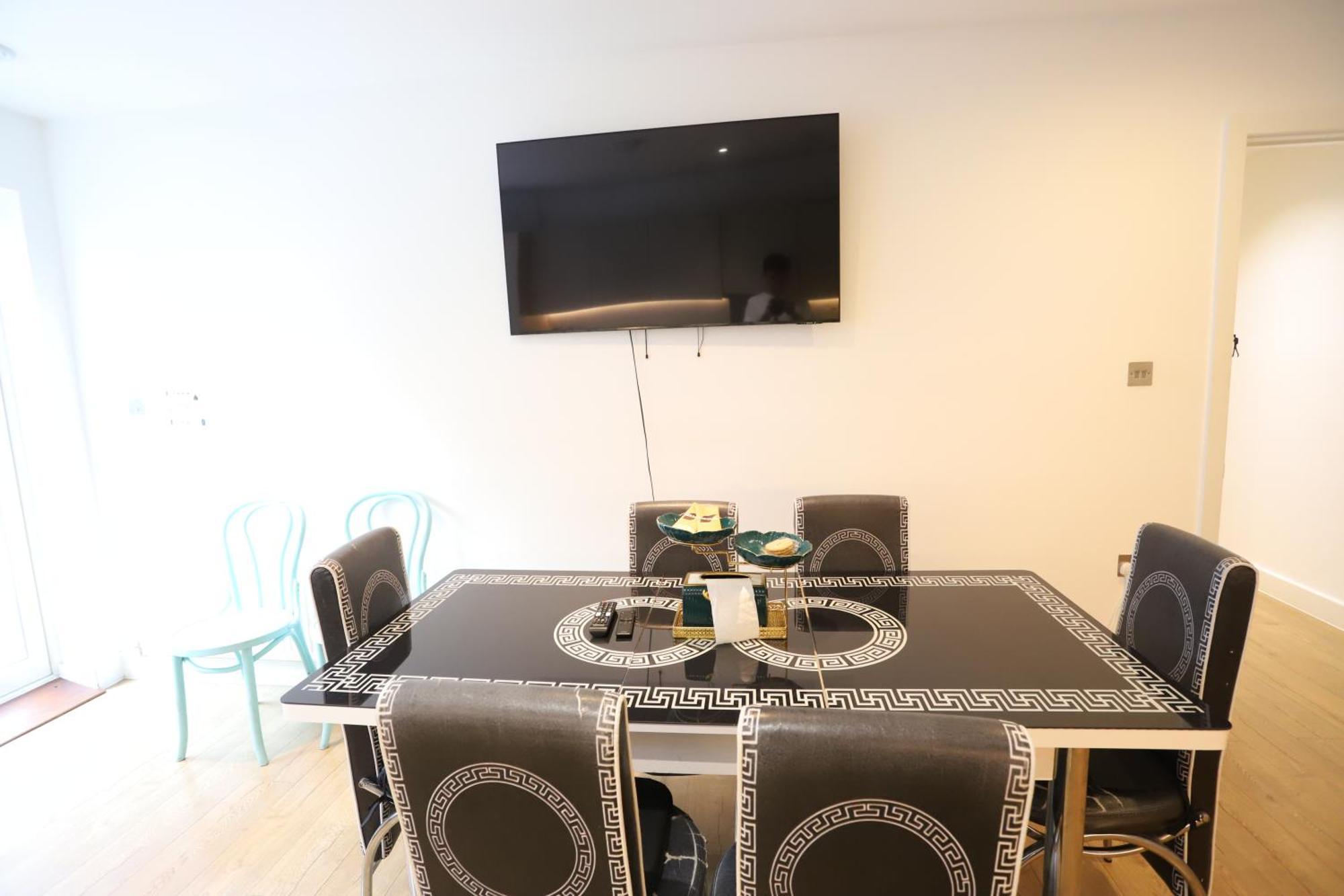 Spacious 3-Story Retreat With Rooftop Terrace And Modern Amenities Londen Buitenkant foto
