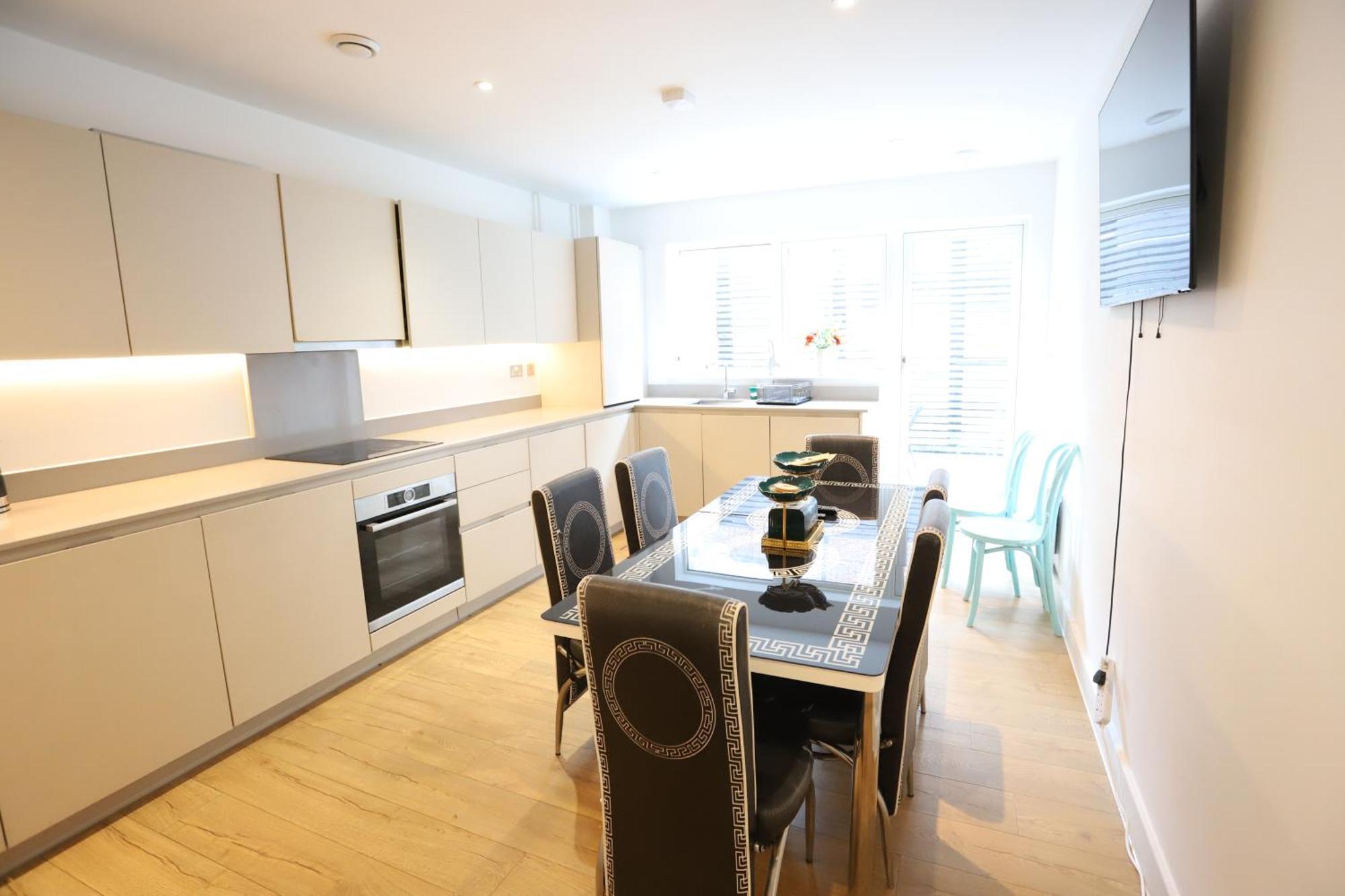 Spacious 3-Story Retreat With Rooftop Terrace And Modern Amenities Londen Buitenkant foto