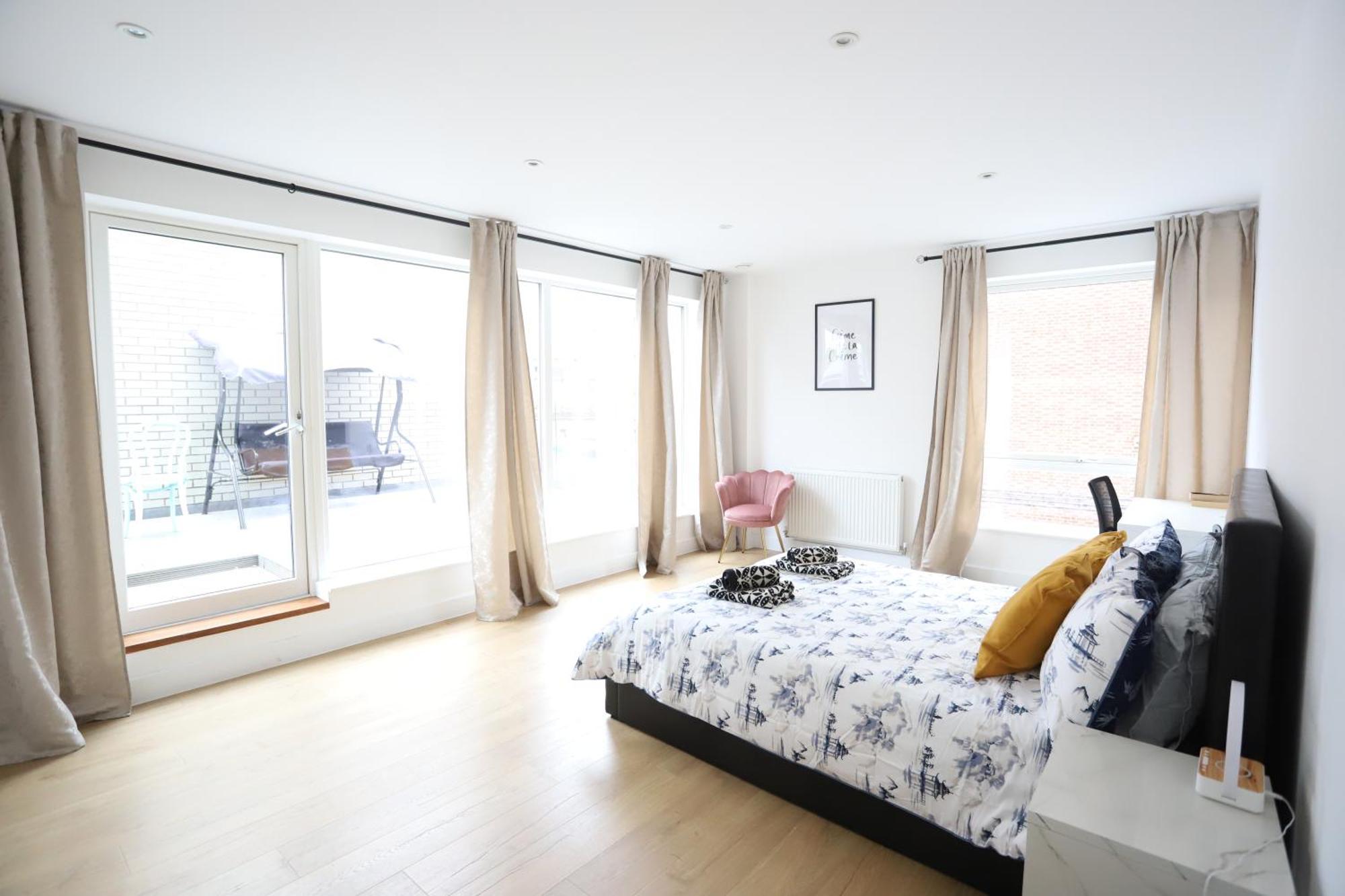 Spacious 3-Story Retreat With Rooftop Terrace And Modern Amenities Londen Buitenkant foto