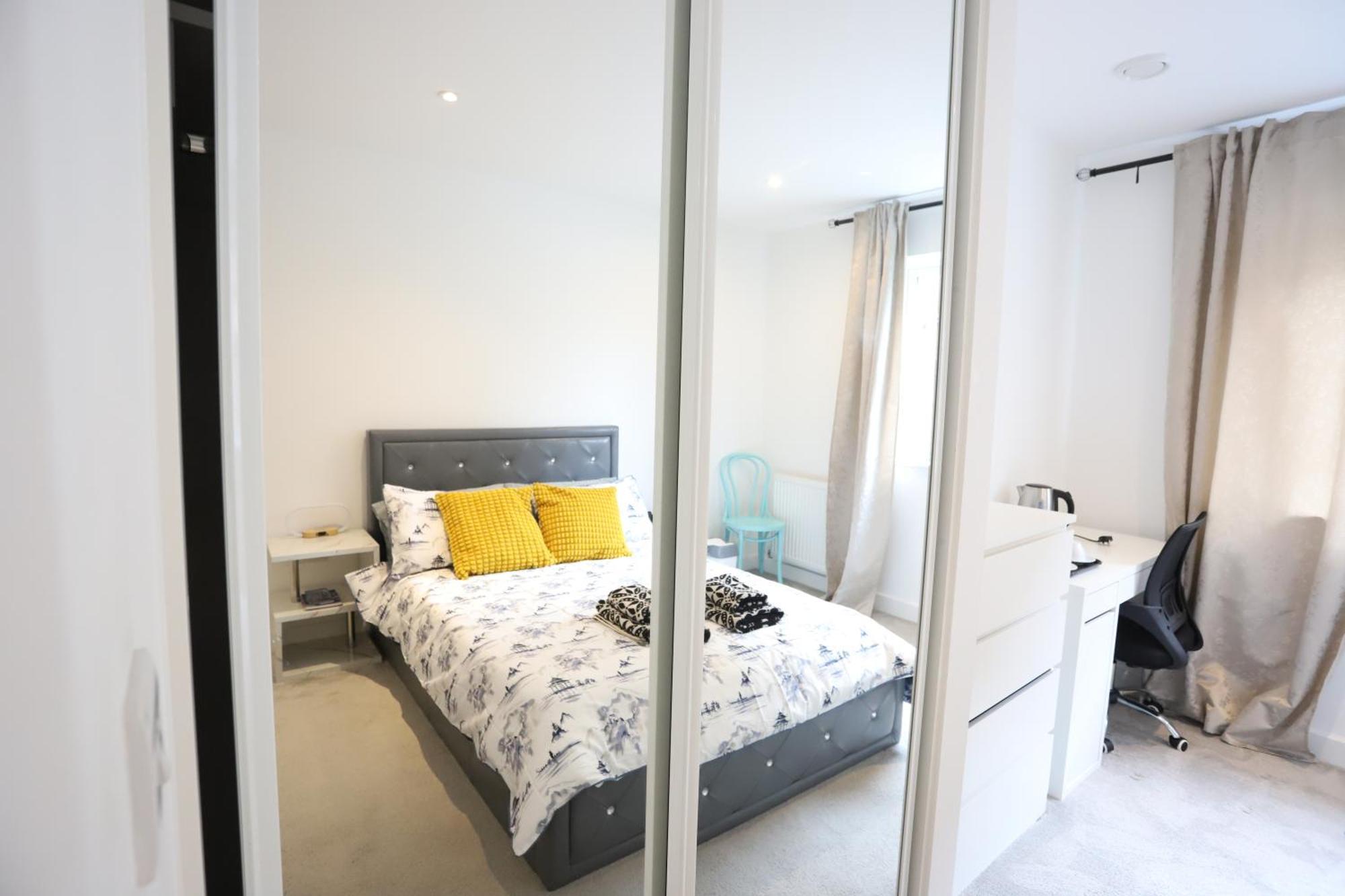 Spacious 3-Story Retreat With Rooftop Terrace And Modern Amenities Londen Buitenkant foto