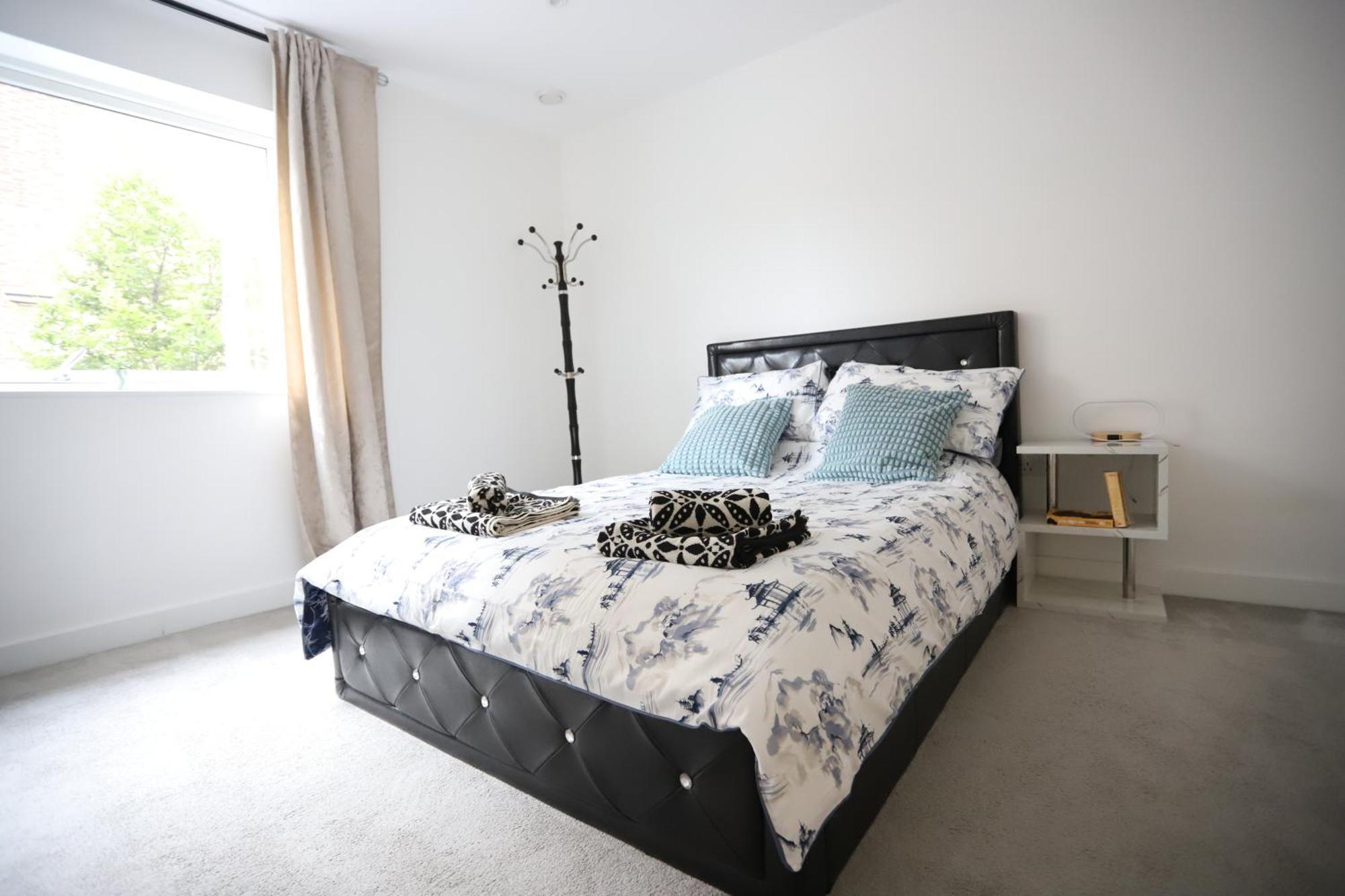 Spacious 3-Story Retreat With Rooftop Terrace And Modern Amenities Londen Buitenkant foto