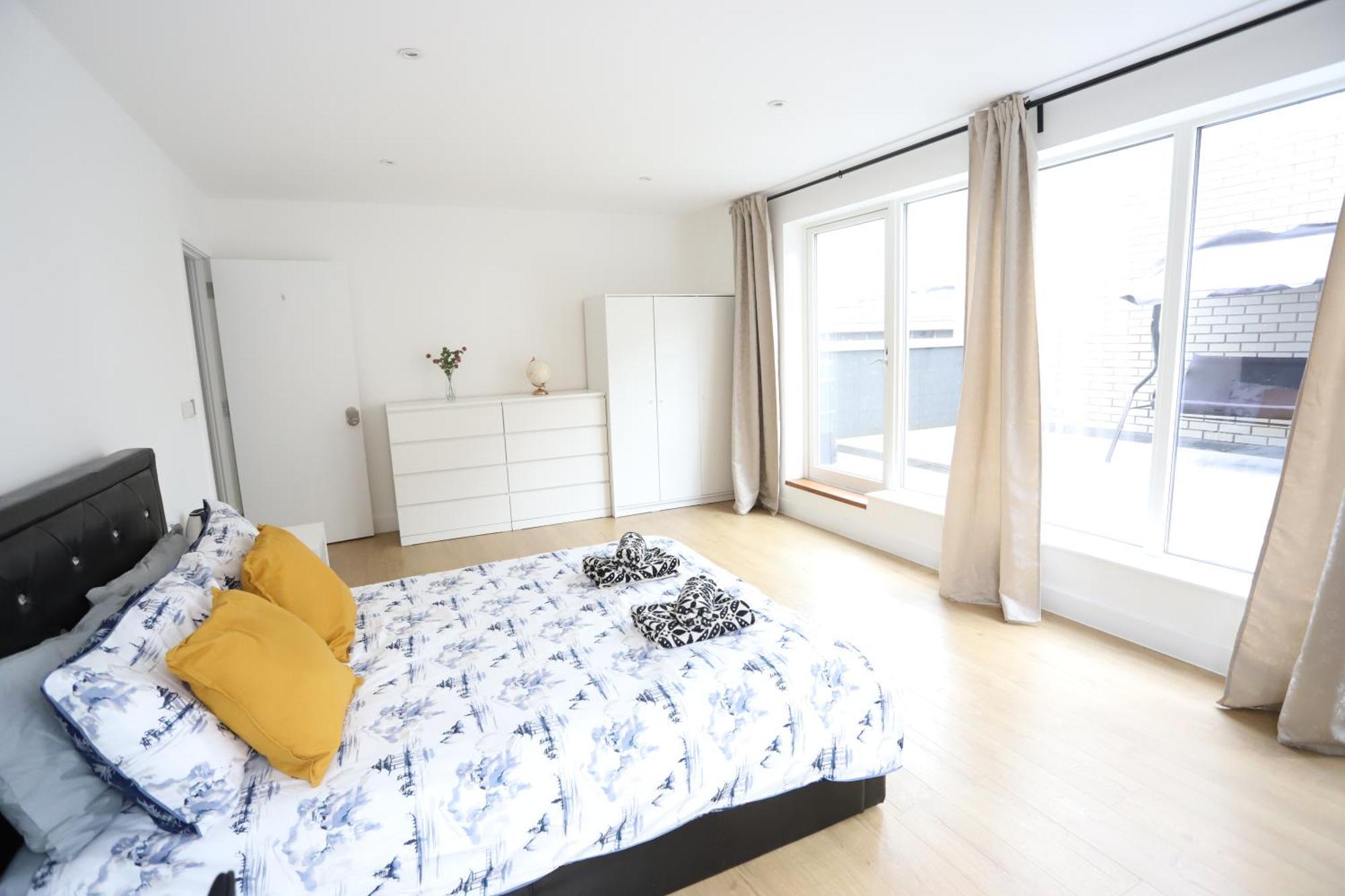 Spacious 3-Story Retreat With Rooftop Terrace And Modern Amenities Londen Buitenkant foto
